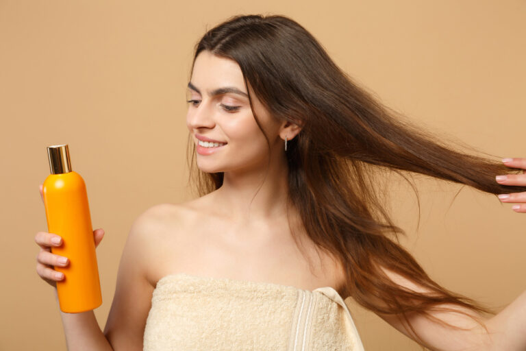 Garota pegando no cabelo enquanto segura um recipiente